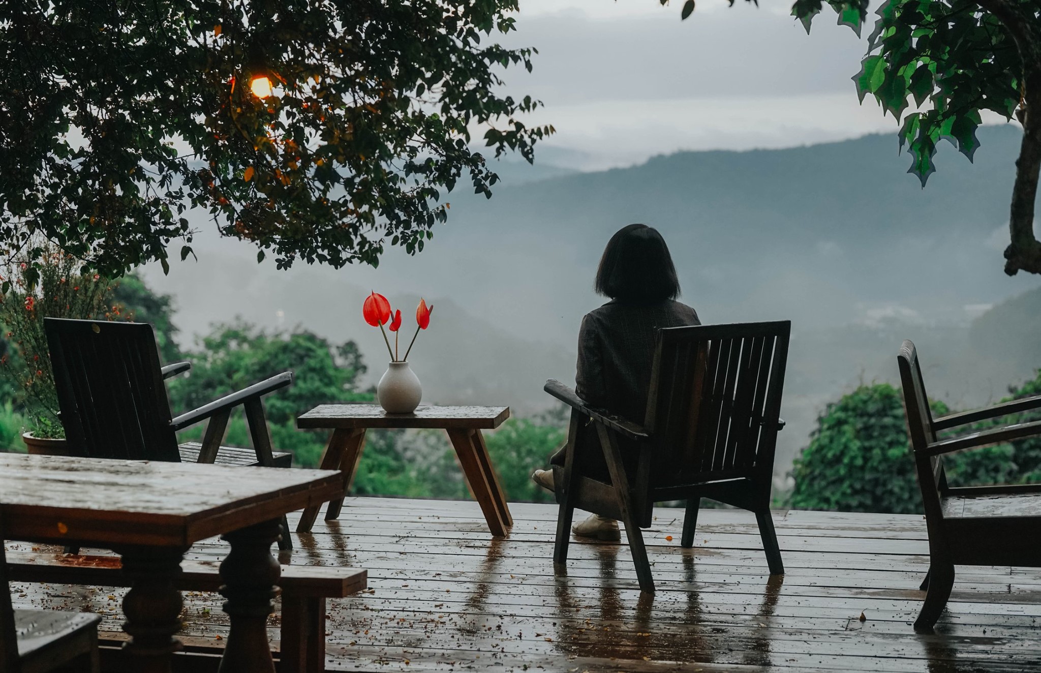 Ngắm mưa Đà Lạt ở cafe Đợi Một Người. Hình: Hoàng Linh Hà
